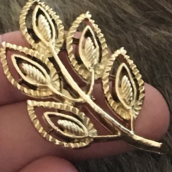 Vintage 70s Gerry’s gold tone leaf design brooch - Picture 3 of 7